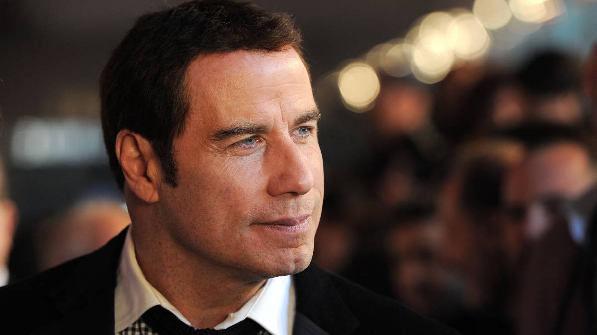 John Travolta sorprende con inesperado cambio de look | FOTOS
