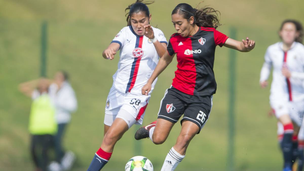 Jugadoras de fútbol disputando el balón