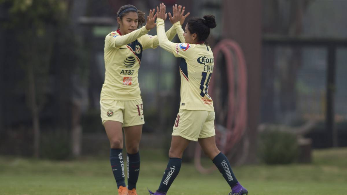 Jugadoras de fútbol festejando