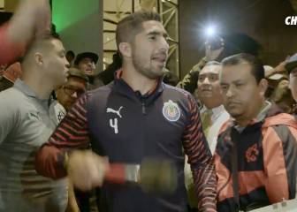Jair Pereira lidera la porra de Chivas en su llegada a la CDMX