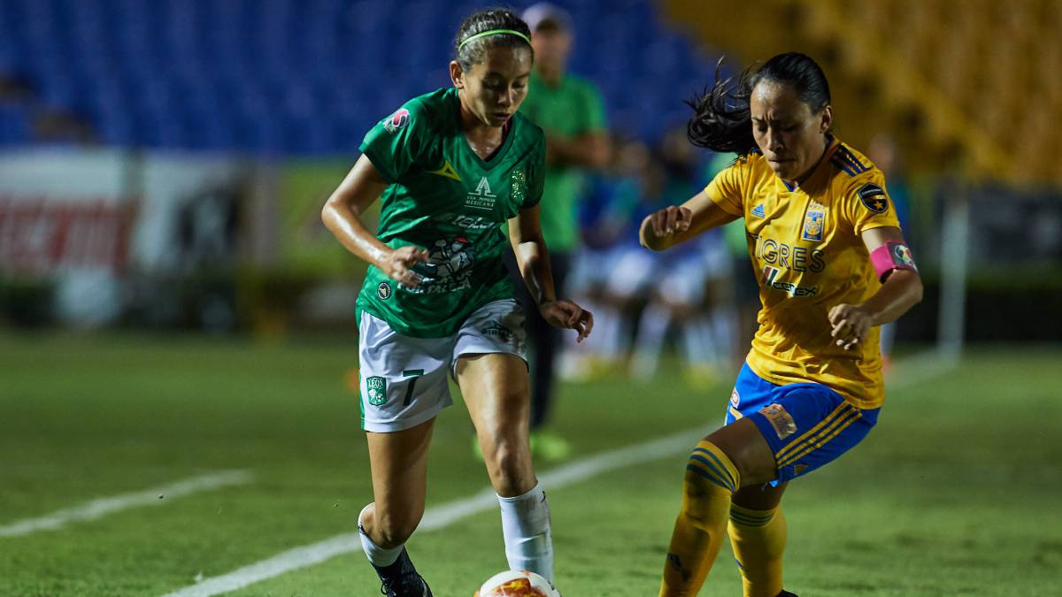 Jugadoras de fútbol disputando el balón