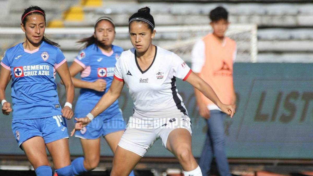 Jugadoras de fútbol disputando el balón