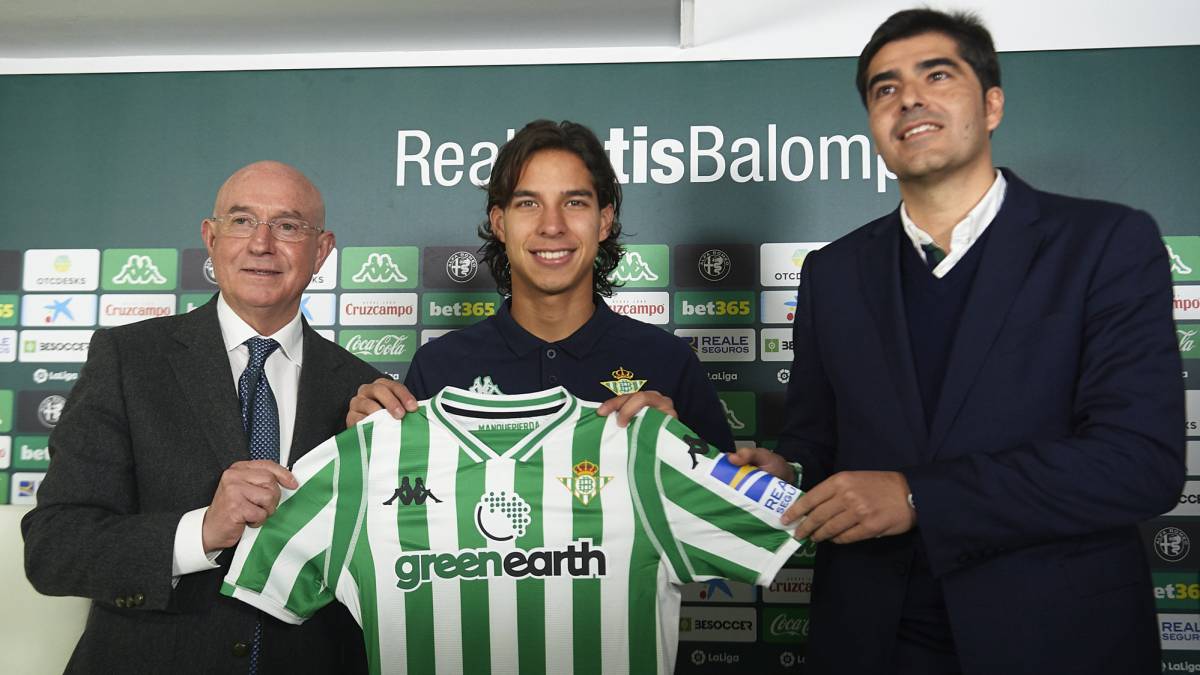 Diego Lainez fue presentado en el Estadio Benito Villamarín con el Betis, portará el dorsal '25' y no ocultó su deseo por debutar con los verdiblancos.