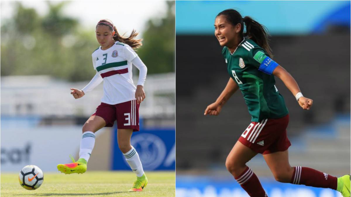 Jugadoras de fútbol disputando el balón