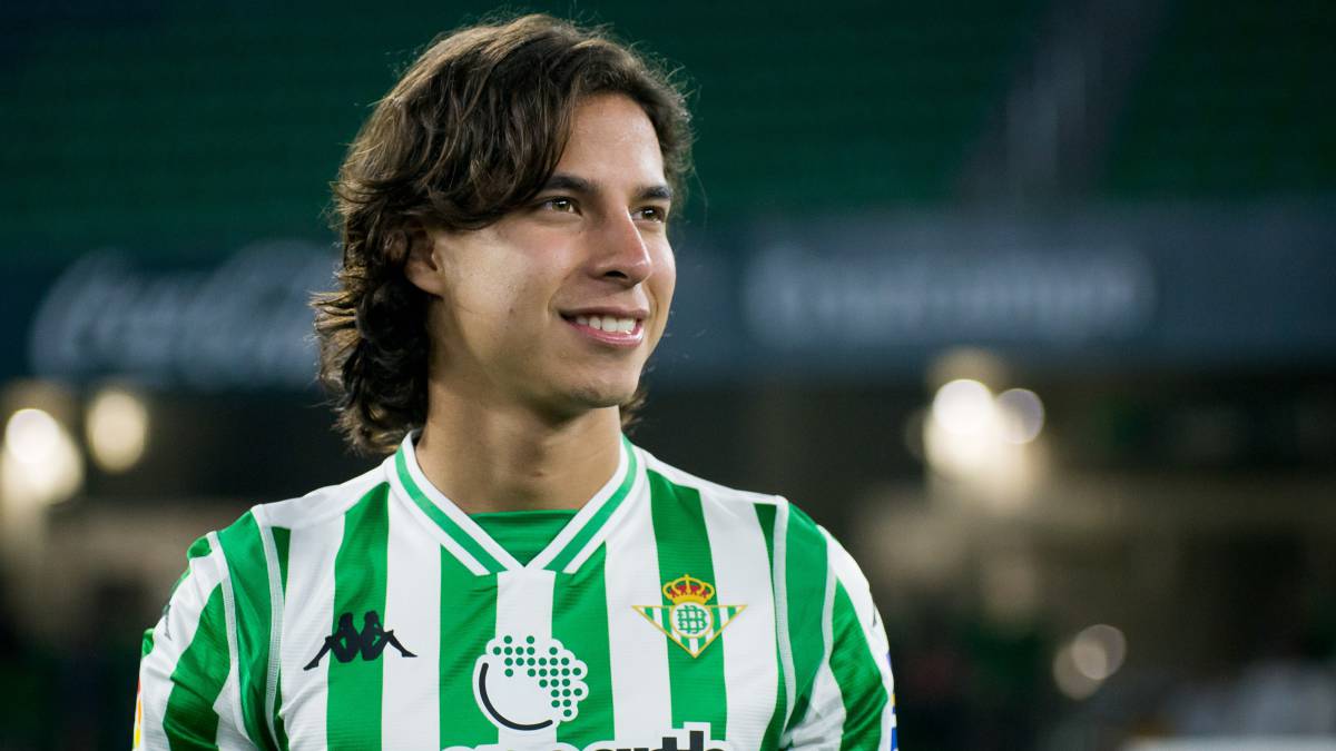 Aficionados del Betis quieren ver el debut de Diego Lainez