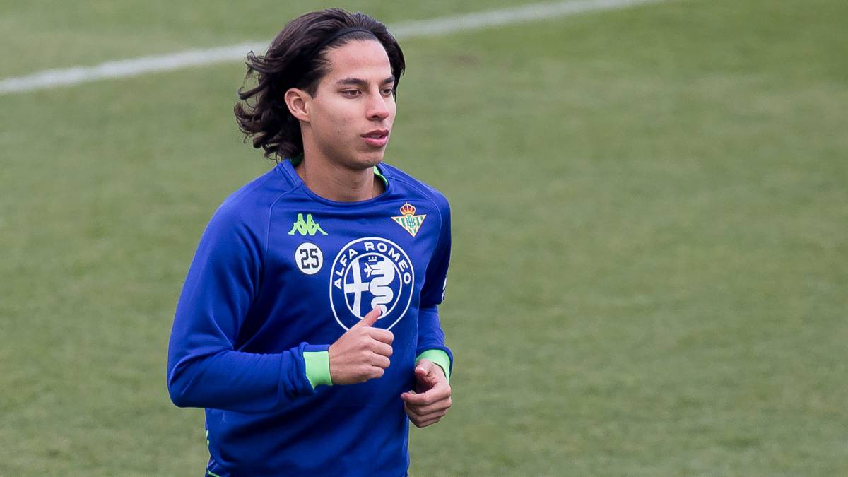 Diego Lainez se queda en la banca en el juego del Betis.