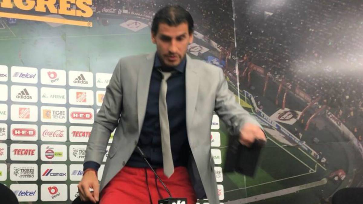 Nahuel sorprende con saco, corbata y shorts en conferencia