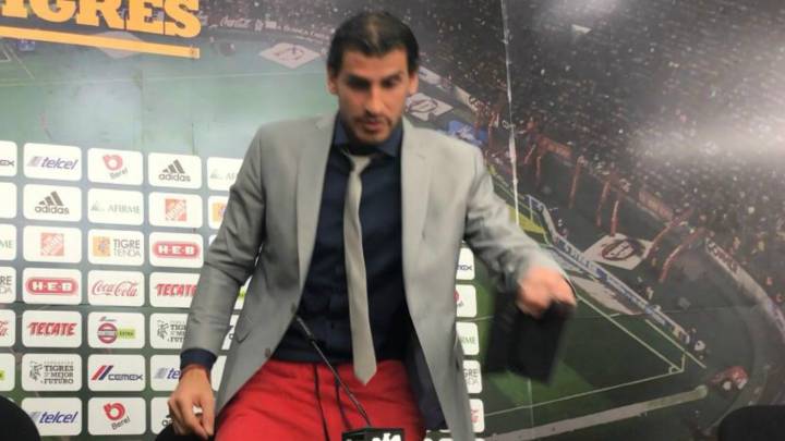 Nahuel sorprende con saco, corbata y shorts en conferencia