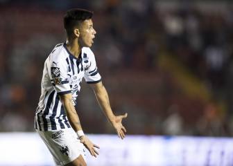 Rayados remonta con 10 hombres para vencer a Gallos