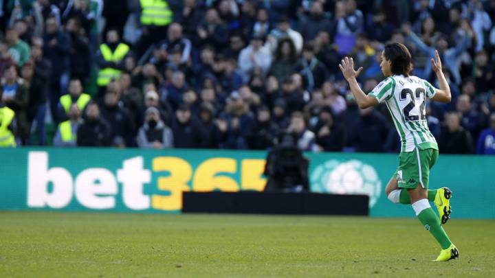 Diego Lainez recibió los elogios de la afición en su debut