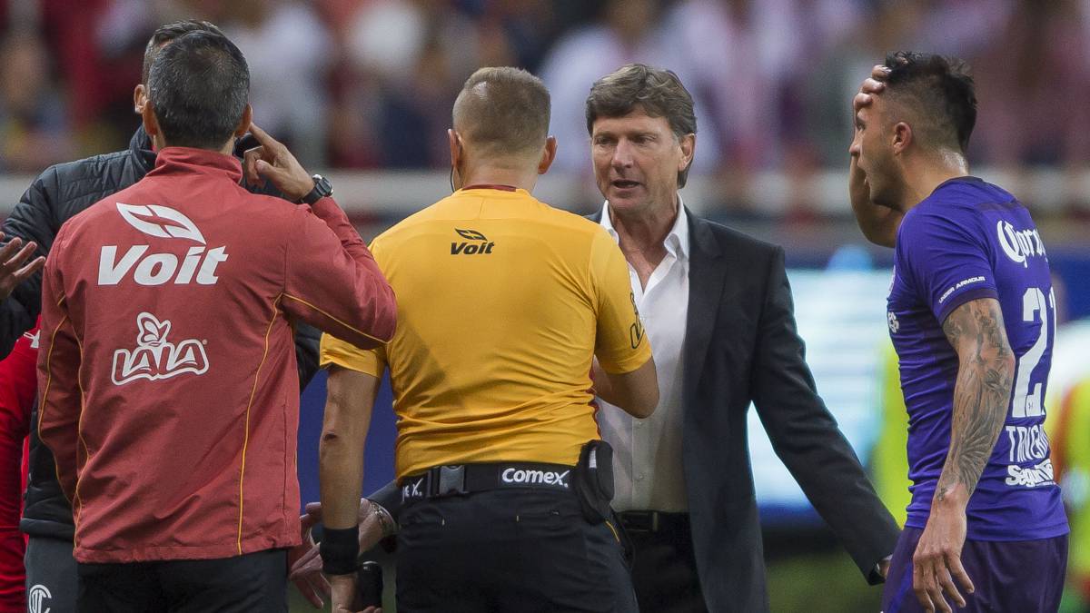 Hernán Cristante, DT del Toluca, salió molesto a la conferencia de prensa tras el duelo ante Chivas. El árbitro anuló de manera polémica el gol que pudo significar el empate.