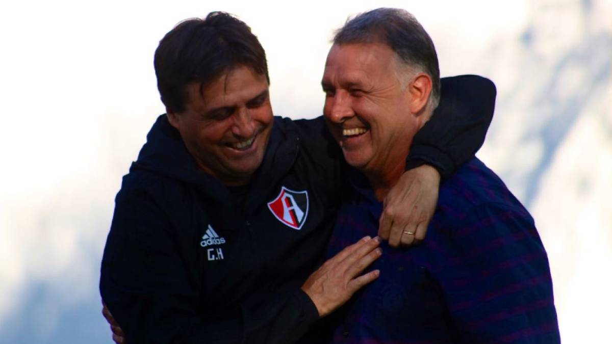 El 'Tata' Martino en la práctica del Atlas junto a Guillermo Hoyos.