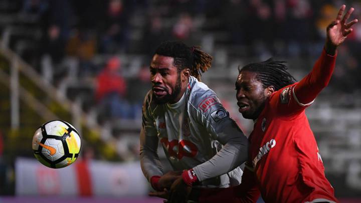 Jugadores del Standard Lieja y Antwerp disputan un balón