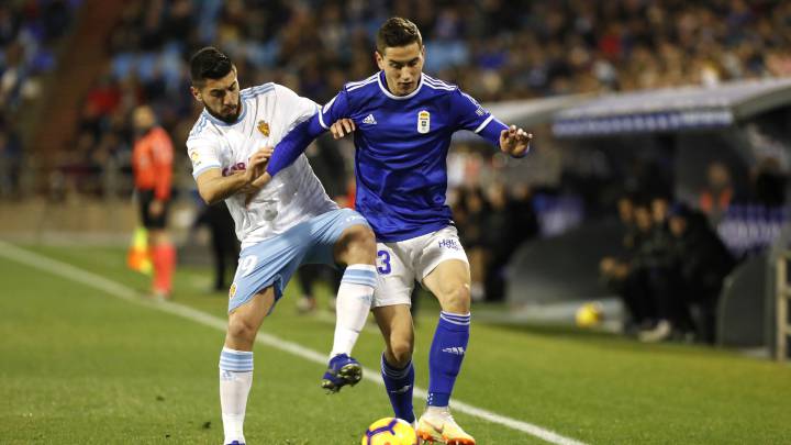 Jugadores del Real Oviedo y Zaragoza disputan un balón
