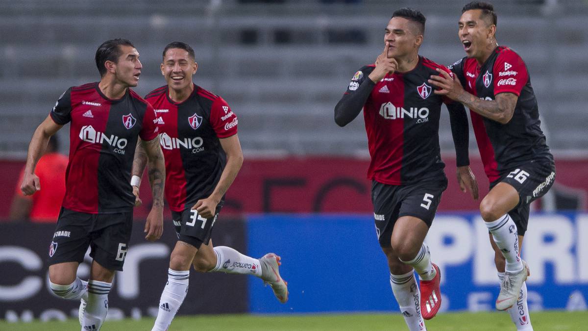 Santamaría festeja su gol contra Lobos BUAP