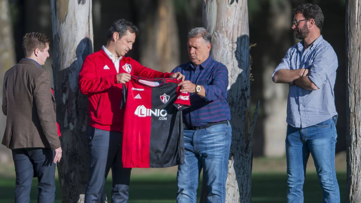 Gerardo Martino recibe la playera del Atlas durante su visita a la institución