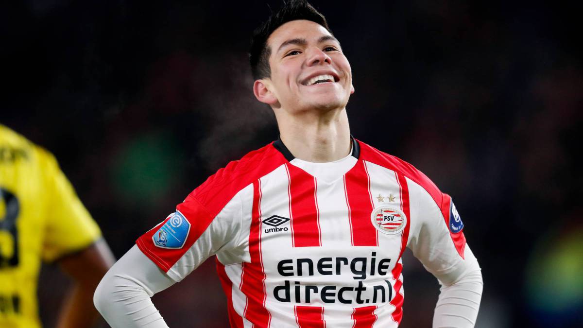 Hirving 'Chucky' Lozano sonriente con el PSV.