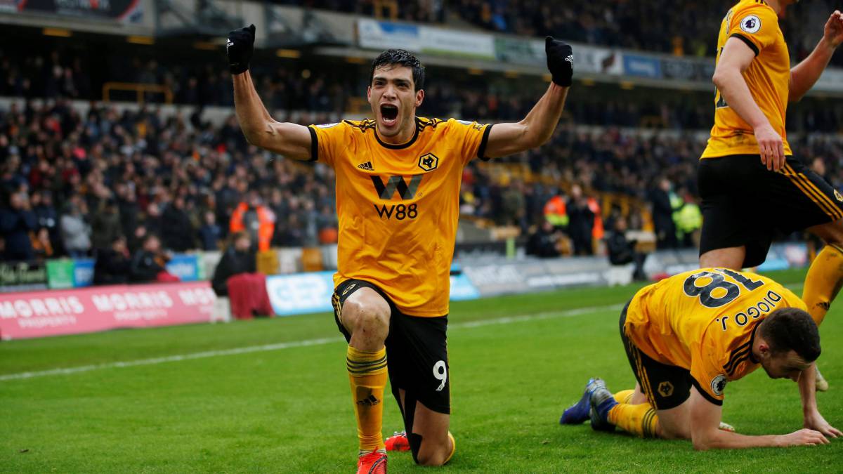 Raúl Jiménez celebra un gol con los Wolves en la FC Cup