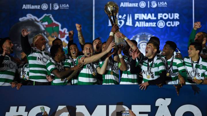 Los jugadores del Sporting celebran el título