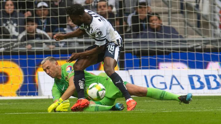 Momento en el que Avilés Hurtado choca con Marchesín en el juego entre Monterrey y América