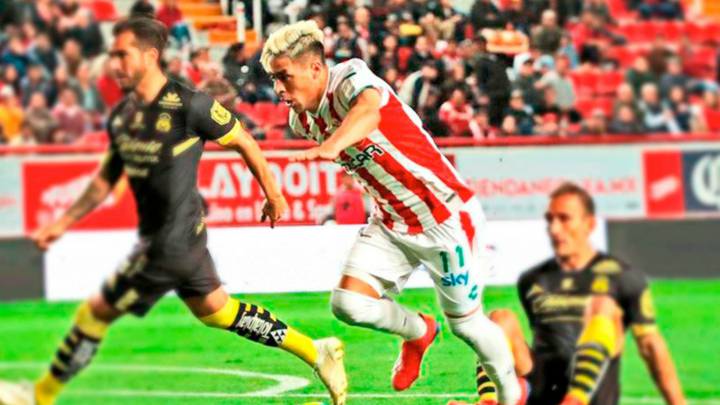Brian Fernández conduce un balón en el partido Necaxa - Monarcas Morelia