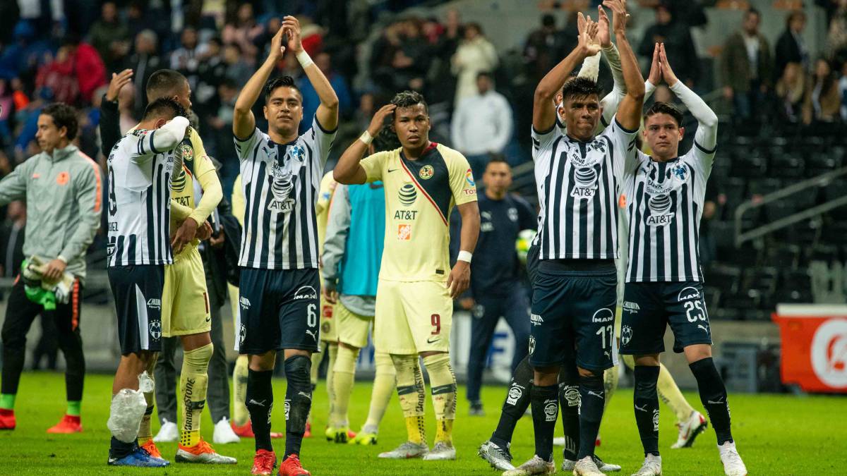 Los jugadores de Monterrey aplauden a la afición al término del partido