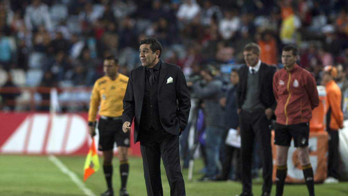 David Patiño en el área técnica de Pumas.