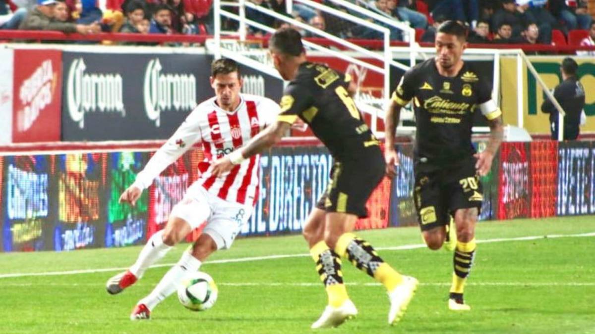 Jugadores del Monarcas Morelia persiguen a Facundo Castro, volante del Necaxa