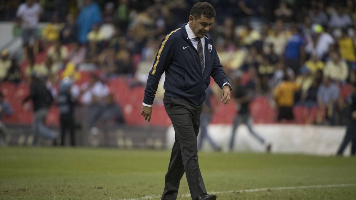 David Patiño camina por la cancha del Estadio Azteca tras ser eliminado en Apertura 2018