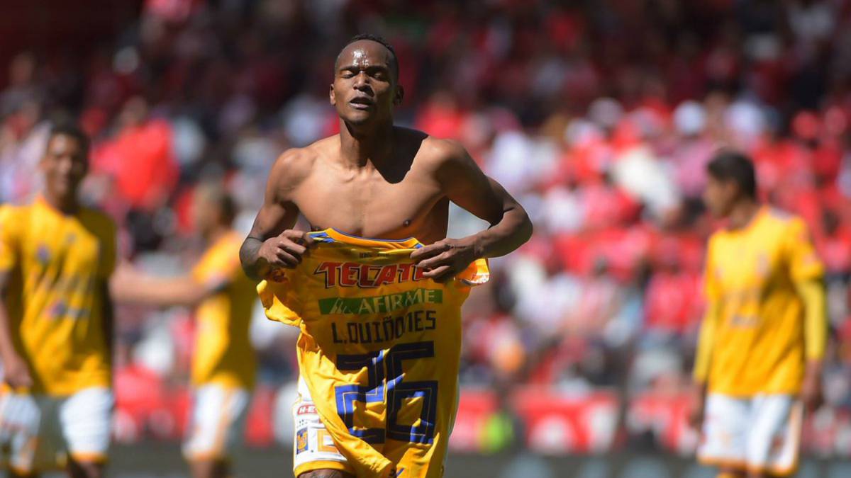 El delantero colombiano Luis Quiñones celebra su anotación ante Toluca en el Estadio Nemesio Díez