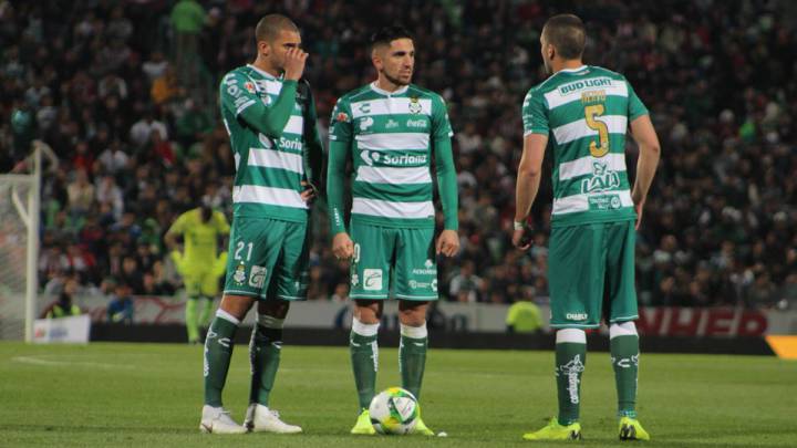 Jugadores de Santos Laguna discuten en el Territorio Santos Modelo