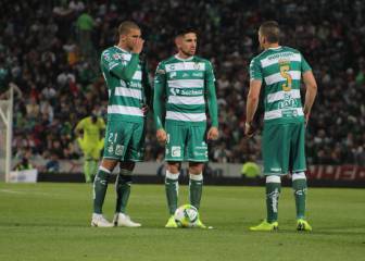 Con golazo de 'Gallito', Santos rompe racha invicta de Chivas