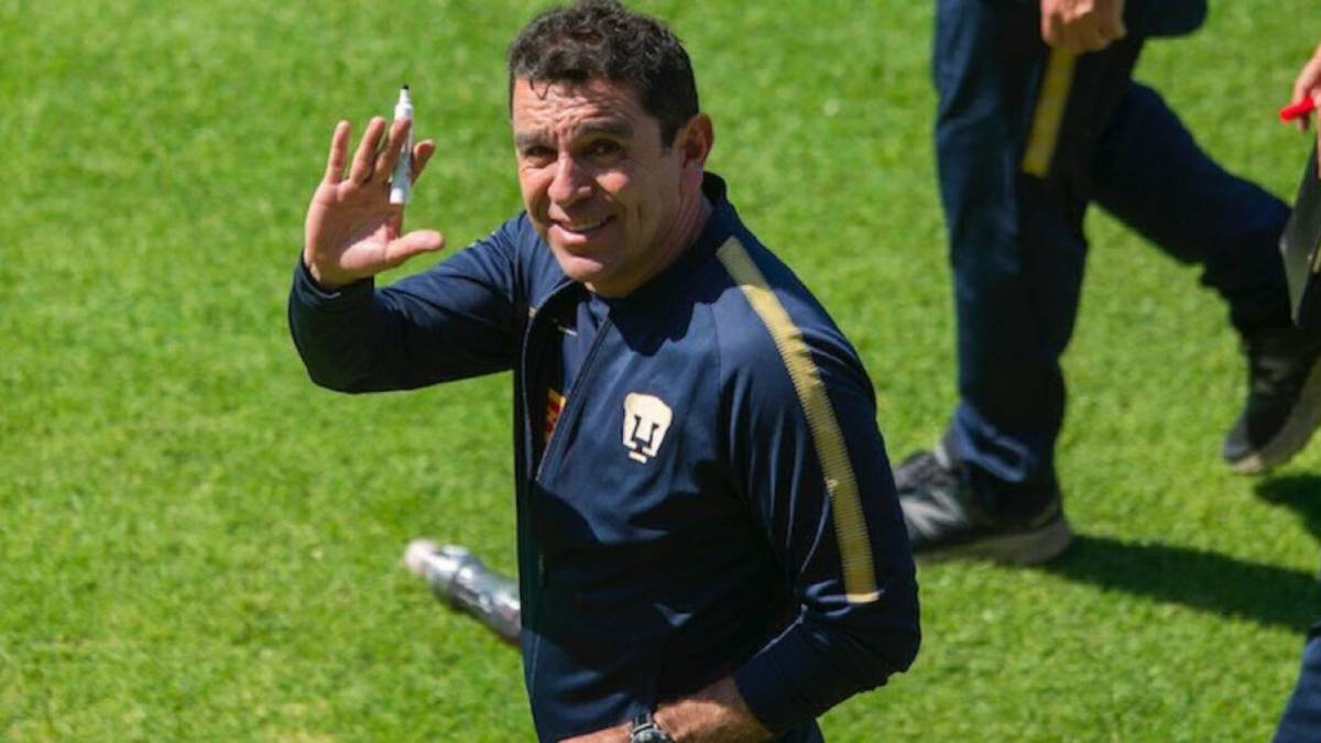 Davi Patiño saludando a la afición