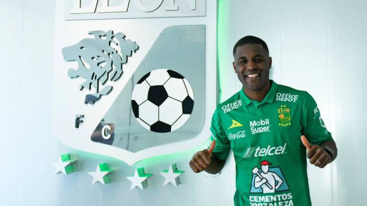Joel Campbell posa durante su presentación con León.