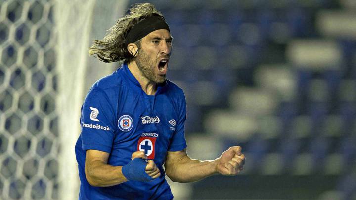 Mariano Pavone grita su gol con Cruz Azul.