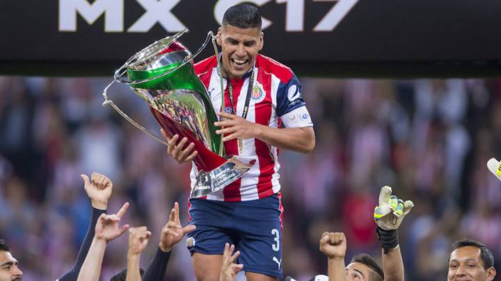 Carlos Salcido levanta la Copa MX con Chivas