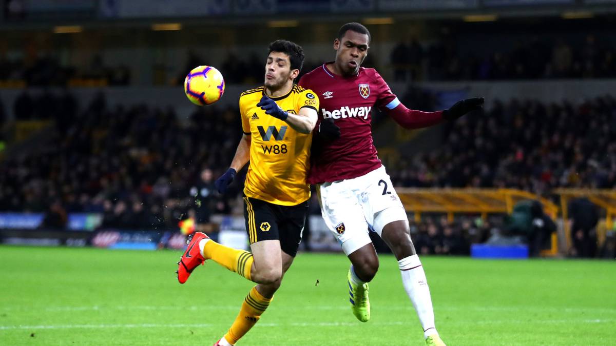 Raúl Jiménez, de Wolverhampton, disputa una pelota con Ogbonna, jugador del West Ham