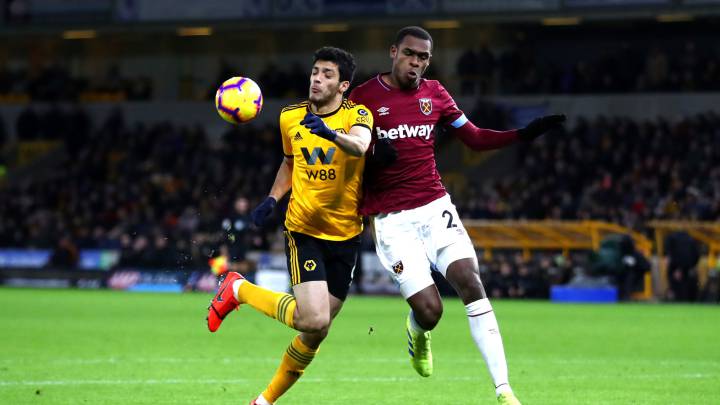 Raúl Jiménez, de Wolverhampton, disputa una pelota con Ogbonna, jugador del West Ham