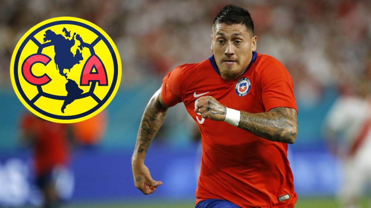 Nicolás Castillo en un partido de la Selección de Chile.
