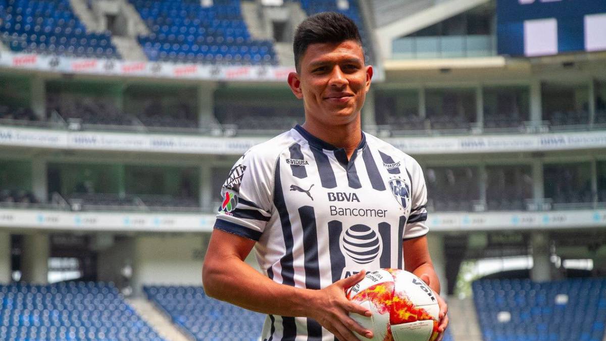 Jesús Gallardo posando con la playera de Monterrey en el estadio BBVA Bancomer