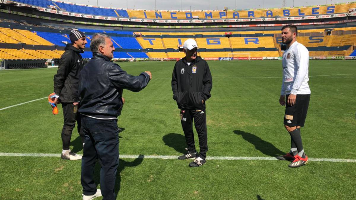 André Pierre Gignac dialoga con Gerardo Martino en la cancha del Volcán