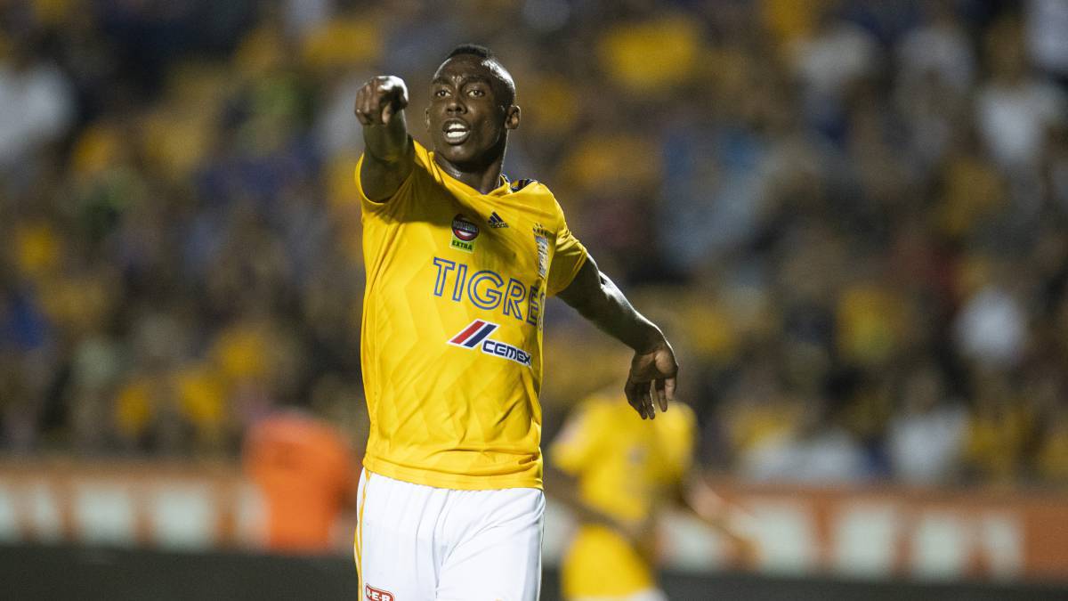Julián Quiñones durante un partido con Tigres.