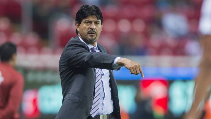 José Cardozo da indicaciones a sus pupilos durante un partido.