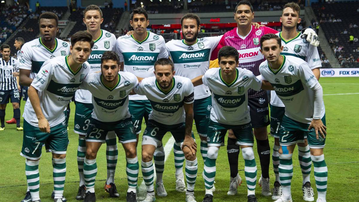 El equipo de Zacatepec posa antes de un partido.
