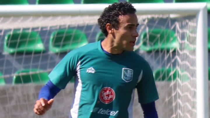 Leobardo López durante un partido.