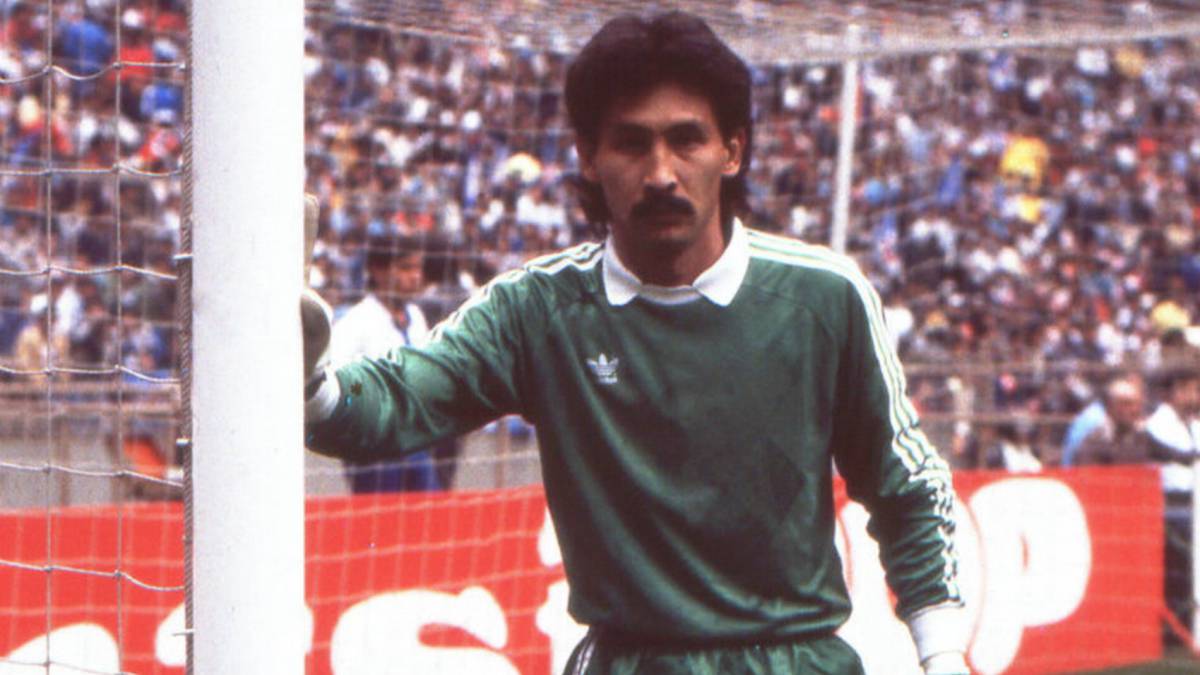 Pablo Larios posando para la foto previo a un partido con Cruz Azul