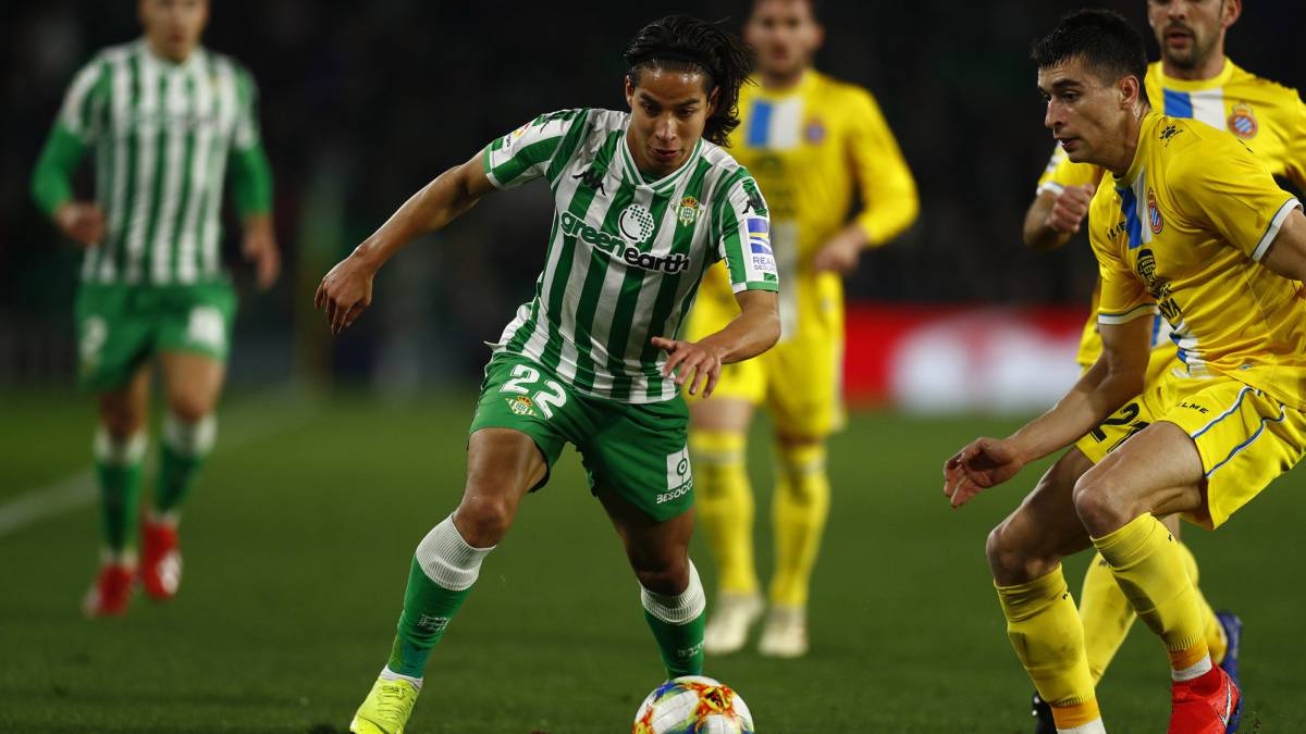 Diego Lainez a la tribuna en el partido contra Atlético de Madrid