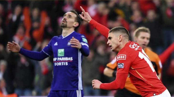 Marin festeja el gol del Standard Lieja ante Anderlecht