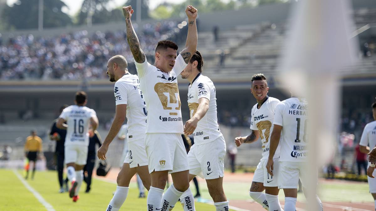 Juan Iturbe festeja su gol con Pumas