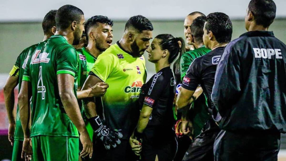 La asistente que no se achicó ante los reclamos de futbolistas